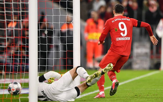 拜仁慕尼黑训练开放日，今晨门线救险引欢呼，英超在即，高层口径保持一致的简单介绍