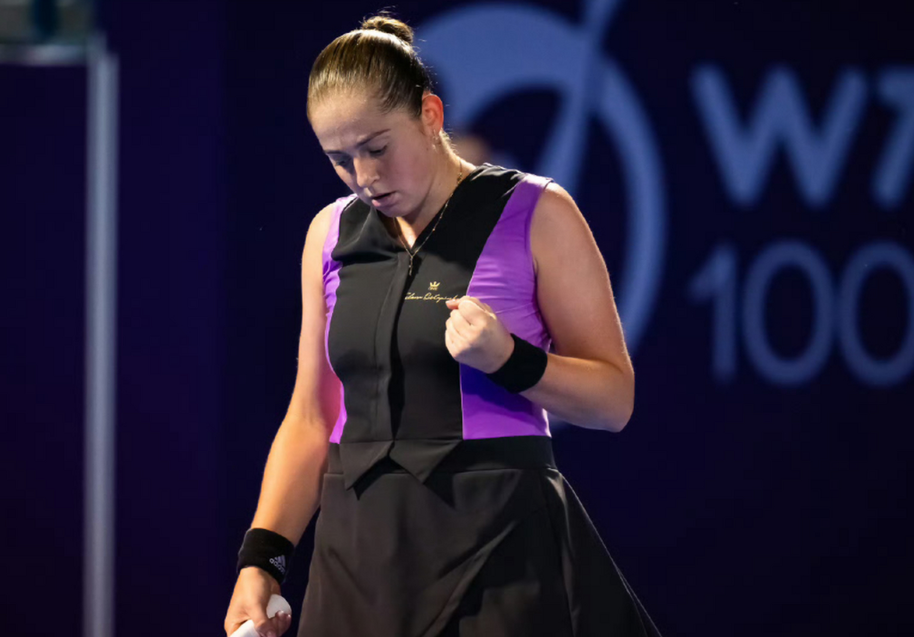 阿扎伦卡在FPX比赛中爆冷，战术调整引发热议！的简单介绍